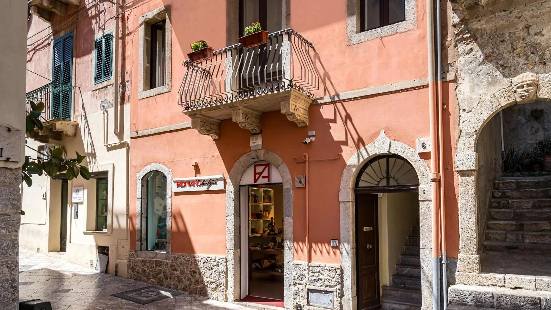 Blondie location